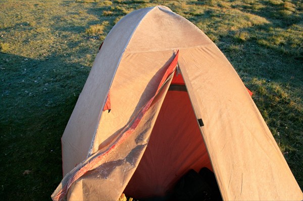 Утро 6-го дня на южном берегу оз Сонкель. Иней на палатке.